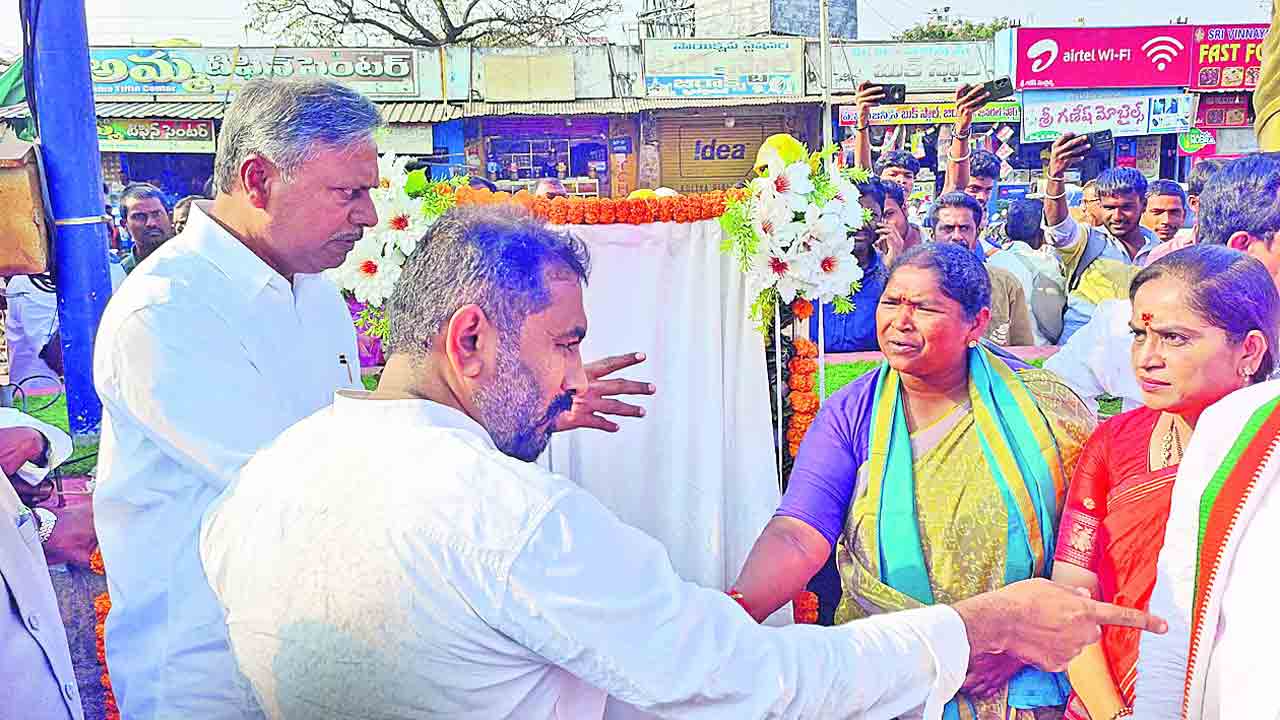 కాంగ్రెస్‌ నేతల గూండాగిరి