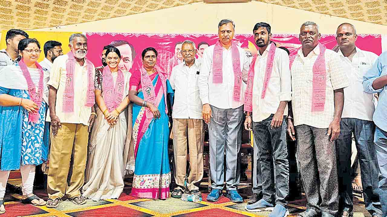 బీఆర్‌ఎస్‌లో చేరిన కాంగ్రెస్‌ మాజీ కౌన్సిలర్లు