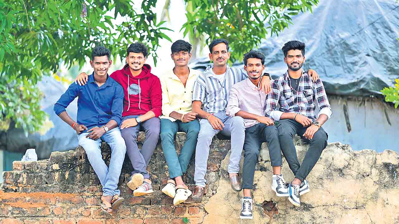 ఈ పల్లెటూరి కుర్రోళ్లు నవ్విస్తారు.. సందేశమిస్తారు..!