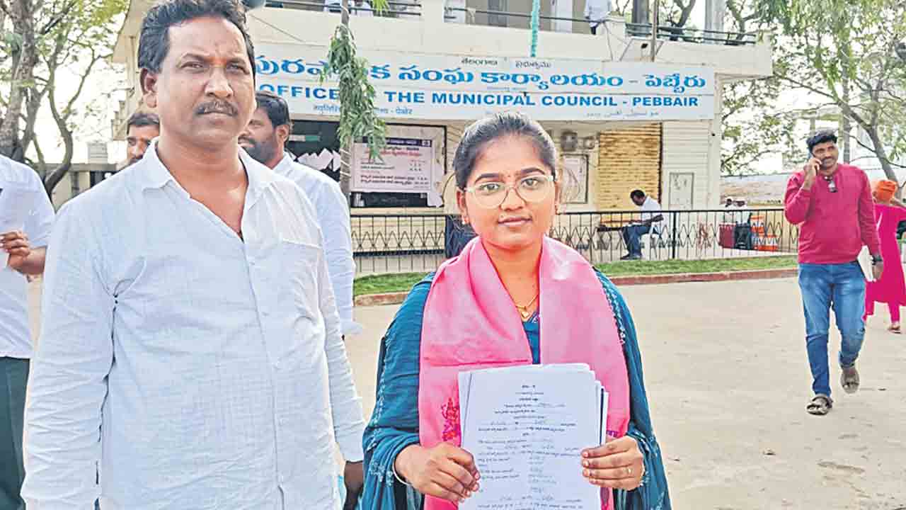 ఎంబీబీఎస్‌ విద్యార్థిని నామినేషన్‌.. పెబ్బేరులో బీఆర్‌ఎస్‌ అభ్యర్థిగా బరిలోకి పవిత్ర