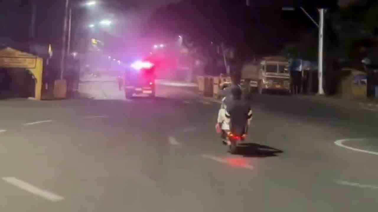 Dangerous Stunts | పోలీసుల ముందే కుప్పిగంతులా.. బైక్‌తో ప్రమాదకర స్టంట్స్‌