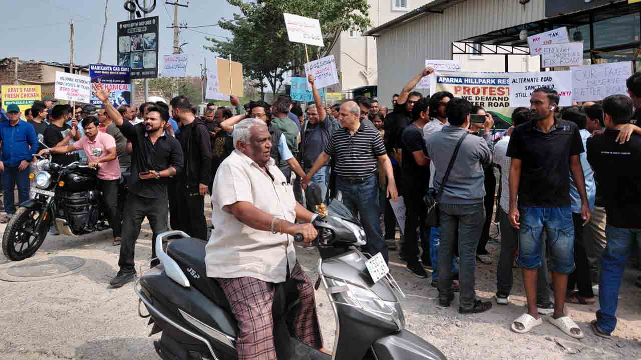 Protest | ఫ్యూచర్ సిటీ తర్వాత.. ముందు మాకు రోడ్డు వేయండి.. ‘అపర్ణ’ వాసుల ఆందోళన