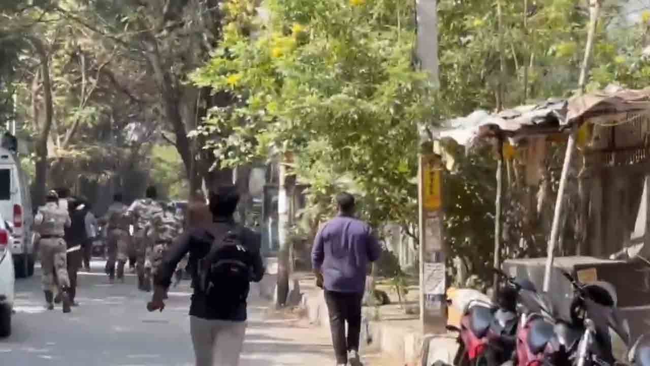 Protest | ఉద్యోగాలు ఏవంటూ విద్యార్థుల నిరసన.. అడుగడుగున పోలీసుల నిర్బంధం.. Video