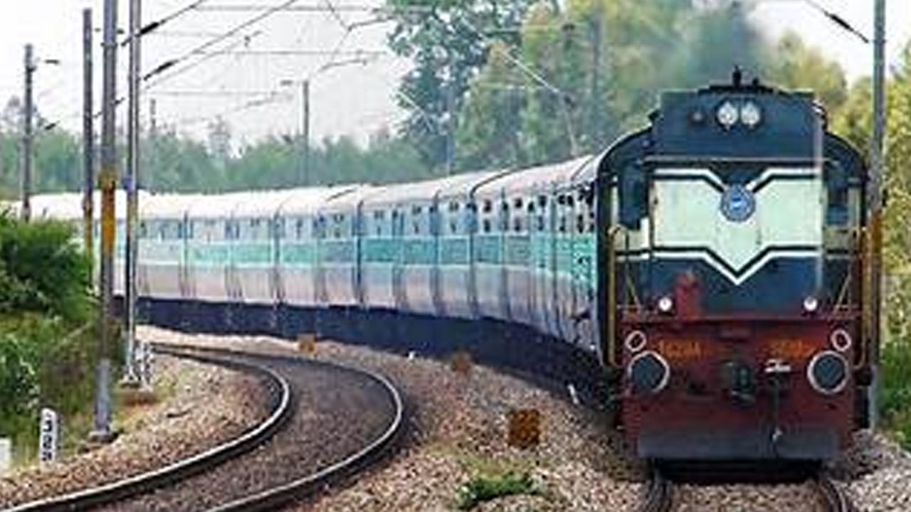Railway GM | సంక్రాంతి పండుగ సీజన్‌లో రైల్వే ప్రయాణికుల రద్దీపై జీఎం సమీక్ష
