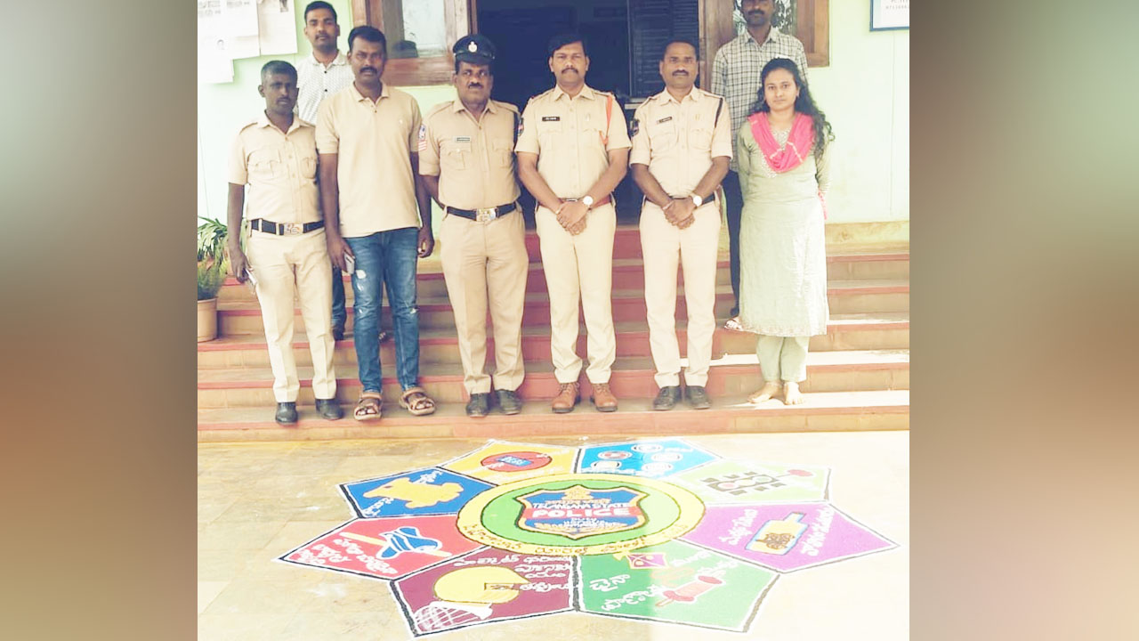 Rangavalli | పోలీస్ స్టేషన్‌లో ఆకట్టుకున్న సందేశాత్మక రంగవల్లి