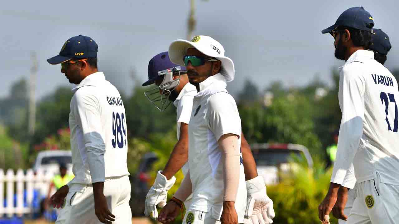 హైదరాబాద్‌ ఫాలోఆన్‌.. రెండో ఇన్నింగ్స్‌ 166/7