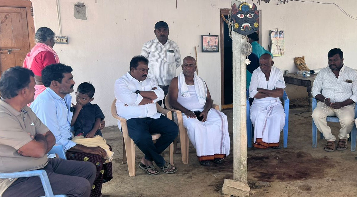 Sunke Ravi Shankar | మృతుడి కుటుంబానికి చొప్పదండి మాజీ ఎమ్మెల్యే సుంకె రవిశంకర్ పరామర్శ