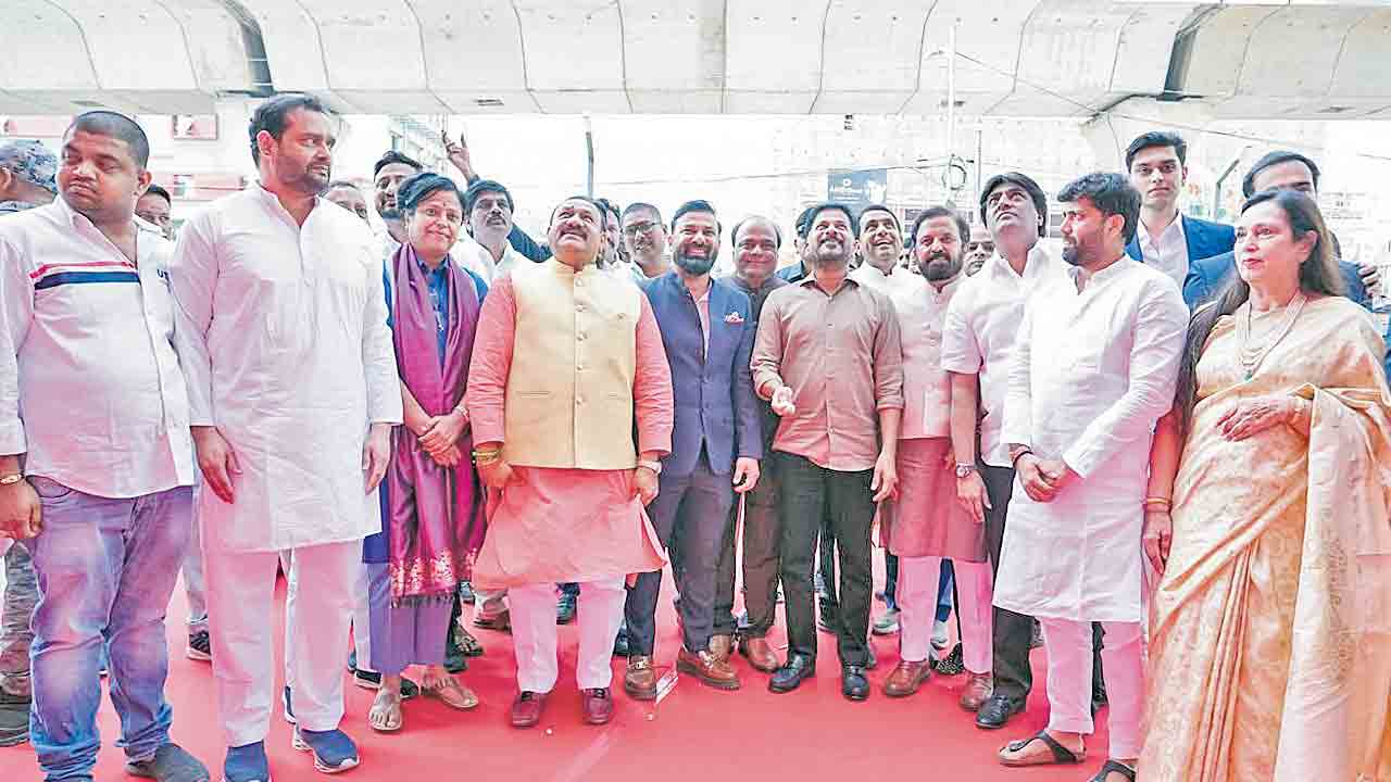 నిరుద్యోగులకు జడిసి.. రూట్‌ మార్చిన సీఎం