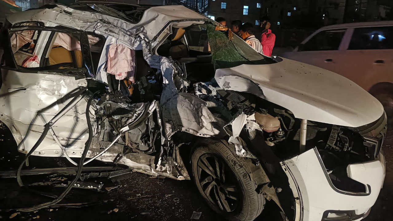 Road Accident | హైదరాబాద్‌లో ఘోర రోడ్డు ప్రమాదం.. ఇద్దరు విద్యార్థులు మృతి