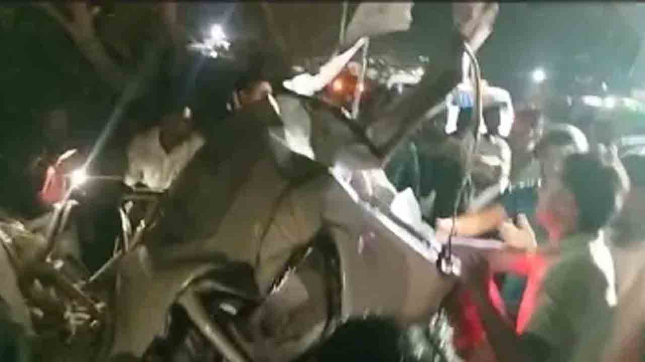 Road accident | మితిమీరిన వేగంతో రోడ్డుపక్కన చెట్టును ఢీకొట్టిన కారు.. ఐదుగురు దుర్మరణం