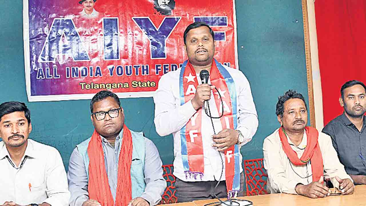 యువతకు కేంద్ర, రాష్ట్ర ప్రభుత్వాలు వెన్నుపోటు