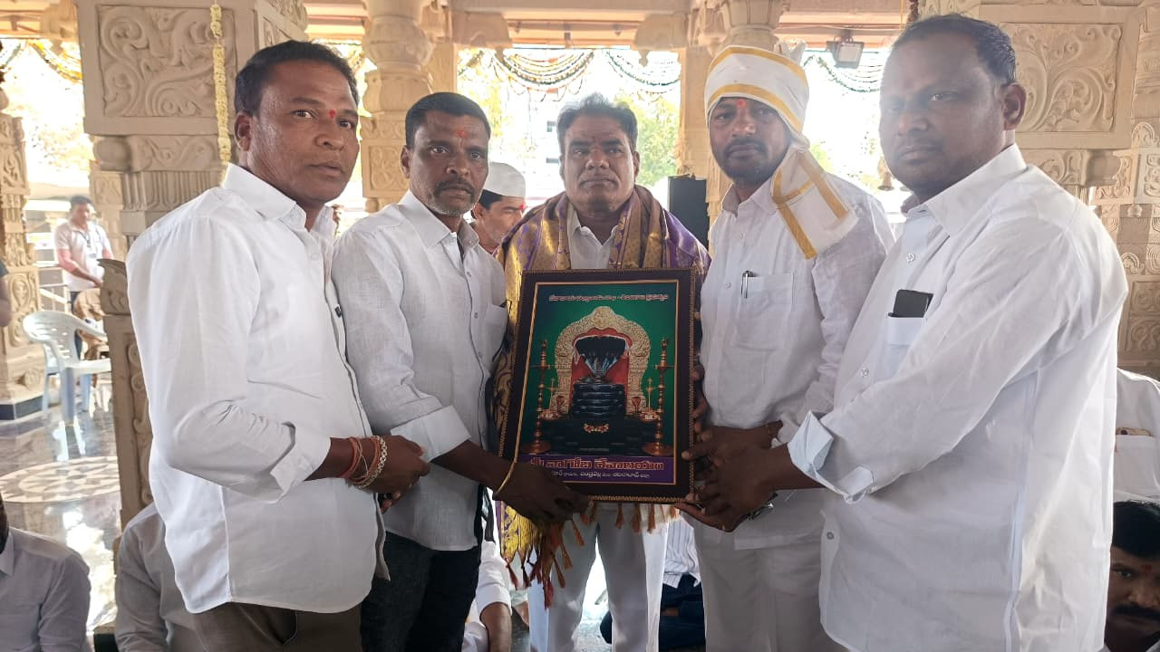 Nagoba Jatara | నాగోబాను దర్శించుకున్న ఎస్సీ ఎస్టీ కమిషన్ చైర్మన్ బక్కి వెంకటయ్య