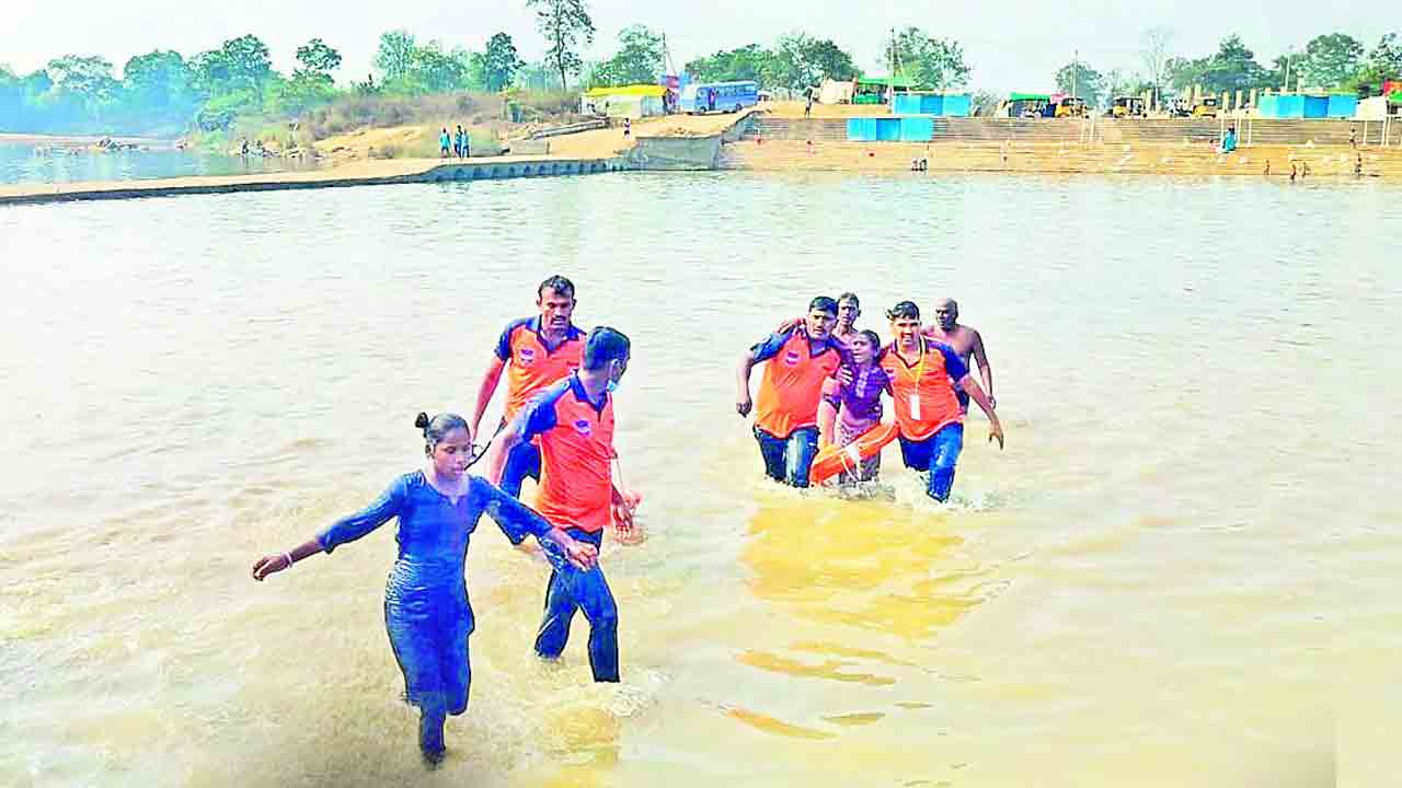 ముగ్గురిని కాపాడిన ఎస్‌డీఆర్‌ఎఫ్‌ బృందం
