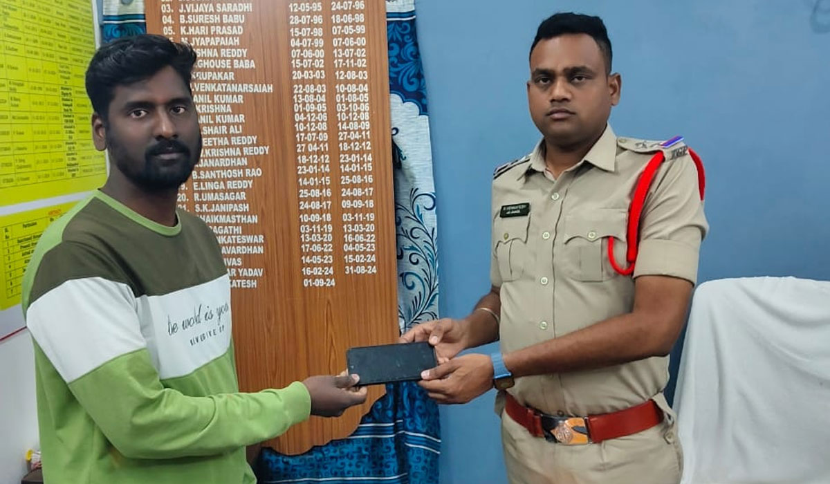 Kalvasrirampur | కాల్వశ్రీరాంపూర్‌లో పోగొట్టుకున్న ఫోన్ అప్పగింత