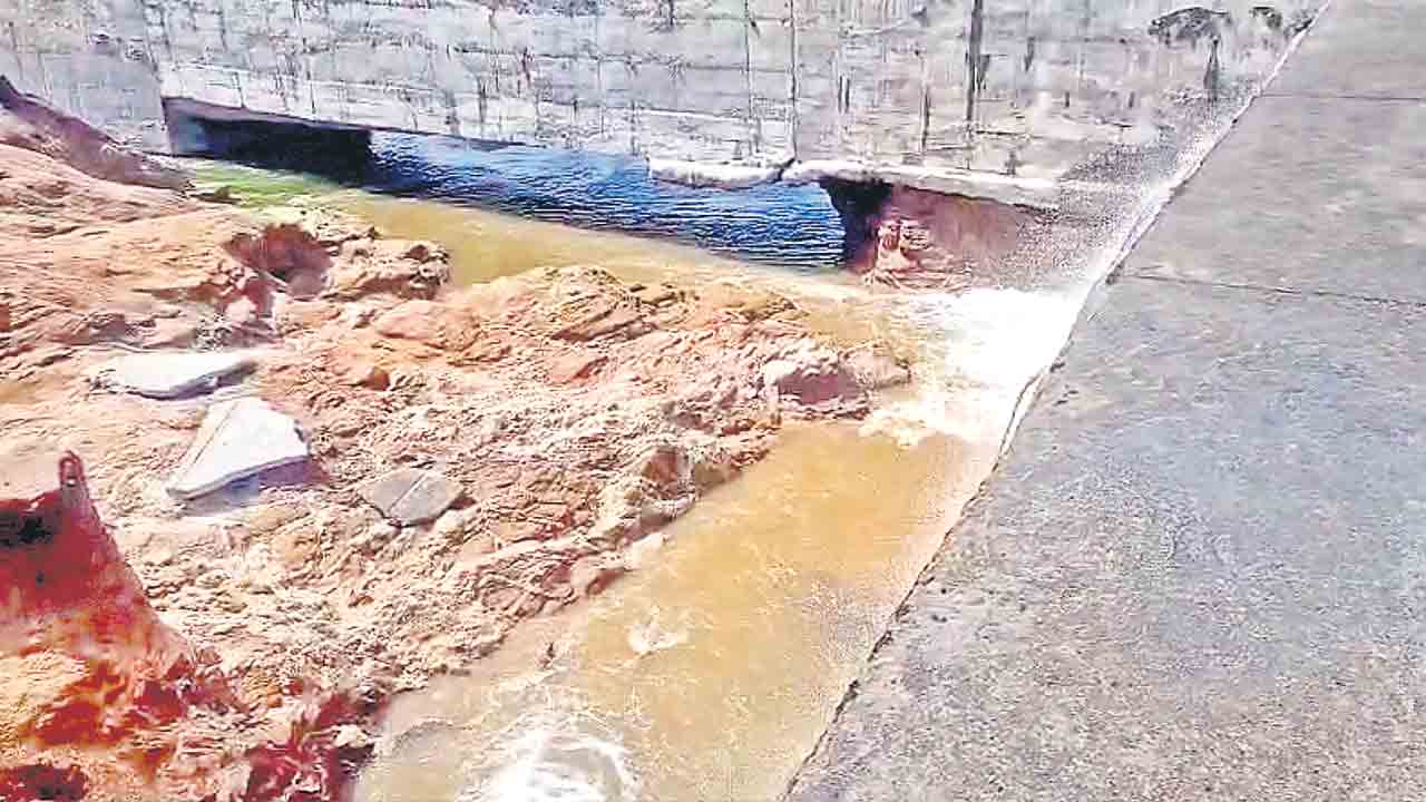 అటు గండి.. ఇటు ఎండి!.. ఆందోళనకు సిద్ధమవుతున్న ఆయకట్టు రైతులు