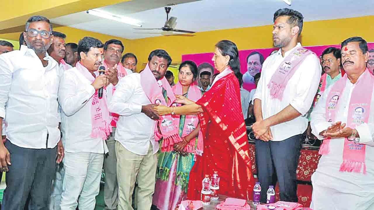 ప్రశ్నిస్తే కేసులా?