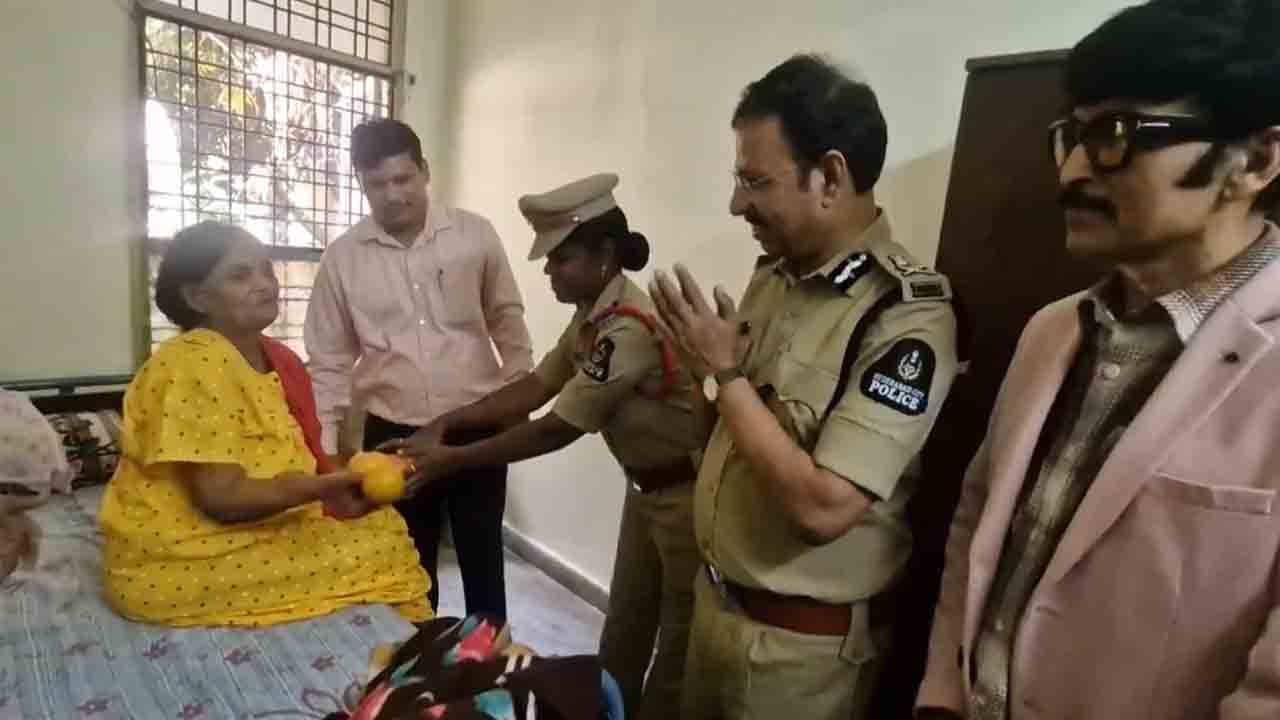 Hyderabad City Police | వృద్ధాశ్రమంలో నూతన సంవత్సర వేడుకలు.. న‌టి శ్యామలను పరామర్శించిన సజ్జనార్
