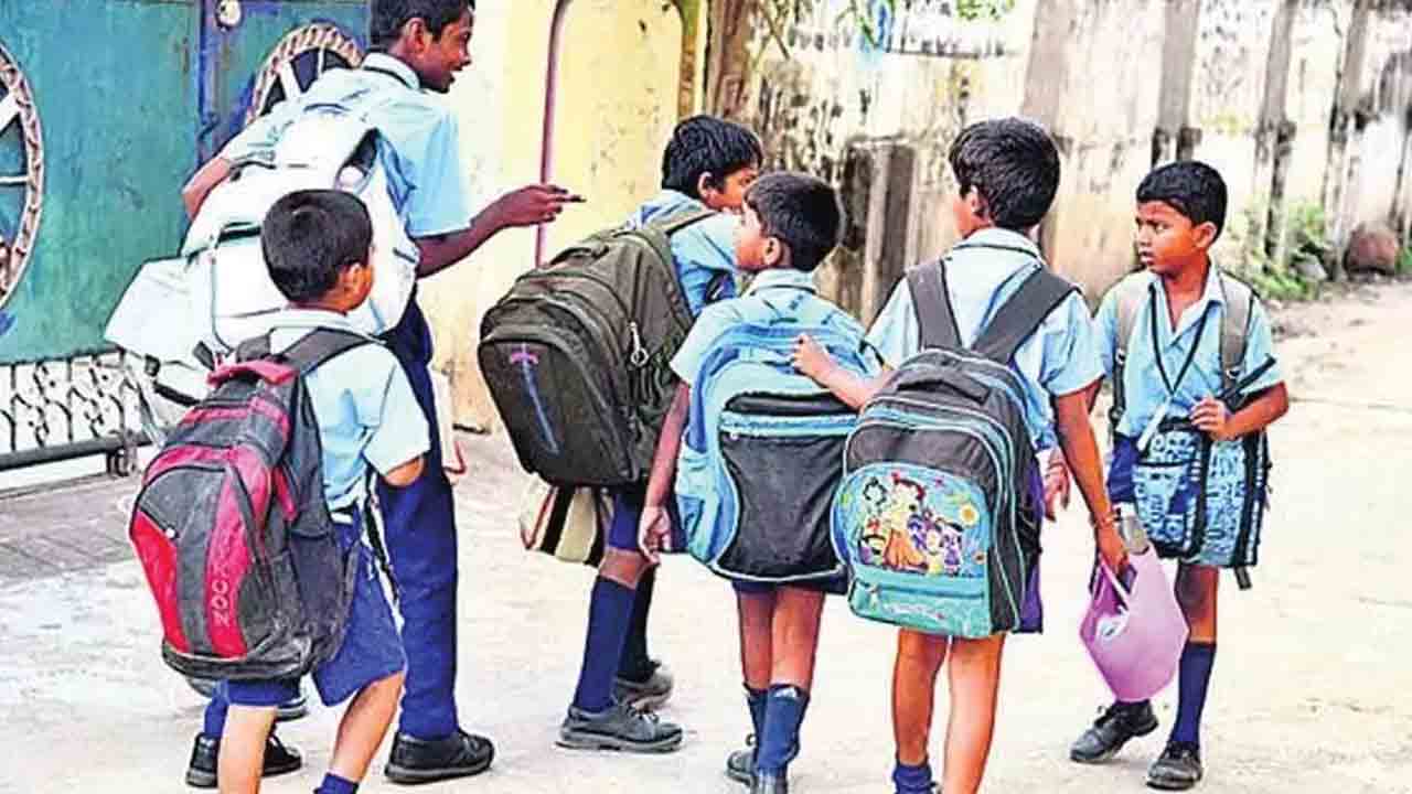 ఫీజులు కట్టలేదని విద్యార్థుల నిర్బంధం.. తల్లిదండ్రుల ఆందోళన