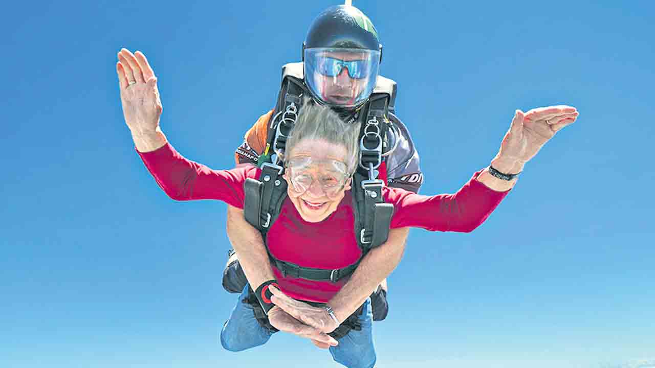 స్కై డైవింగ్‌ గ్రాండ్‌ మా