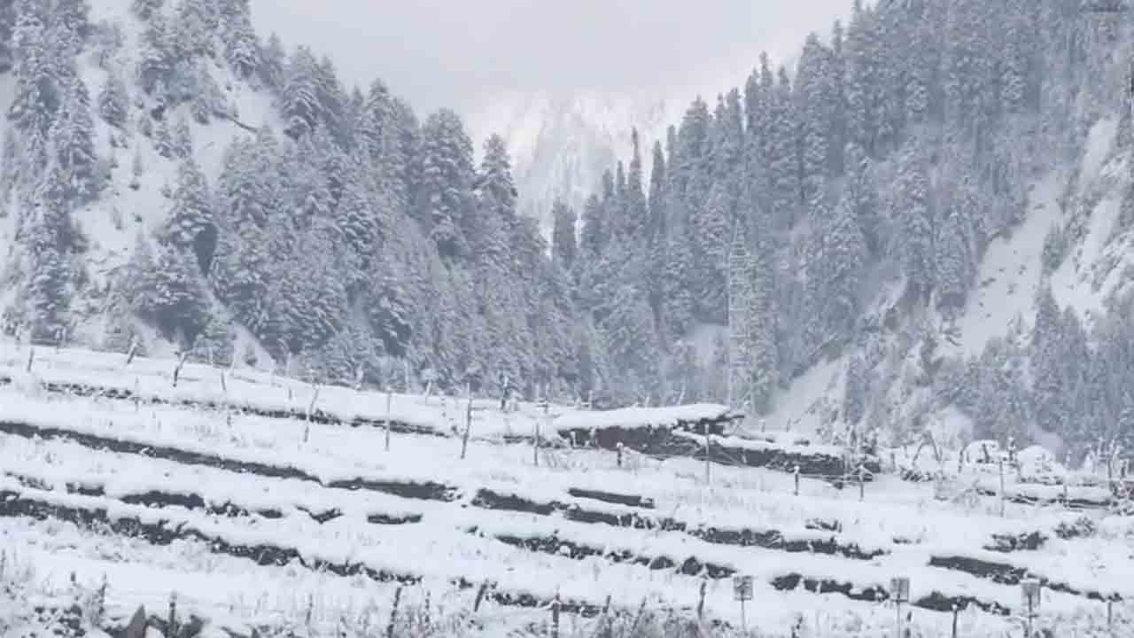 Snow Fall | కశ్మీర్‌ వ్యాలీపై విపరీతంగా మంచు.. గడ్డ కట్టే చలిలోనూ గస్తీ కాస్తున్న సైనికులు.. VIDEOS