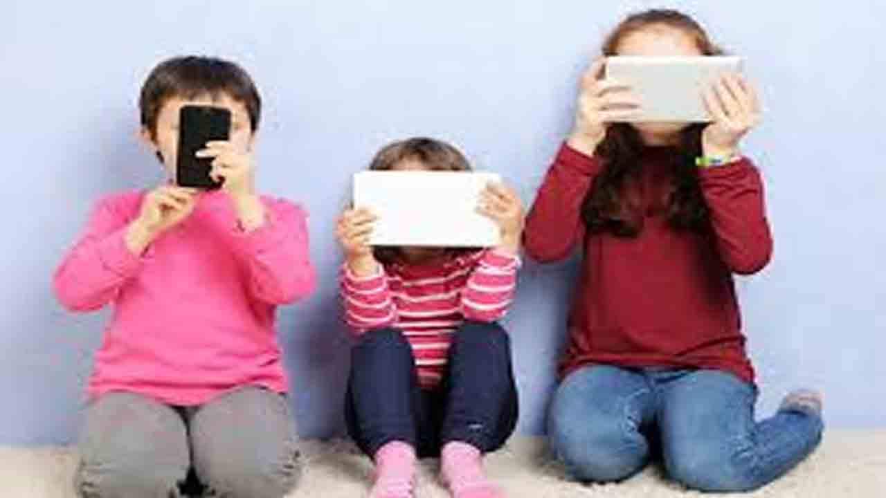 France | ఫ్రాన్స్‌లో 15 ఏళ్లలోపు పిల్లలకు సోషల్‌ మీడియా బ్యాన్‌..!