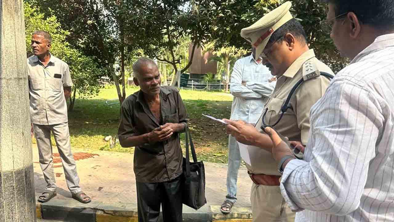 Suicide Attempt | పోలీసులు పట్టించుకోవడం లేదు.. కలెక్టరేట్‌ ఎదుట బాధితుడి ఆత్మాహత్యాయత్నం