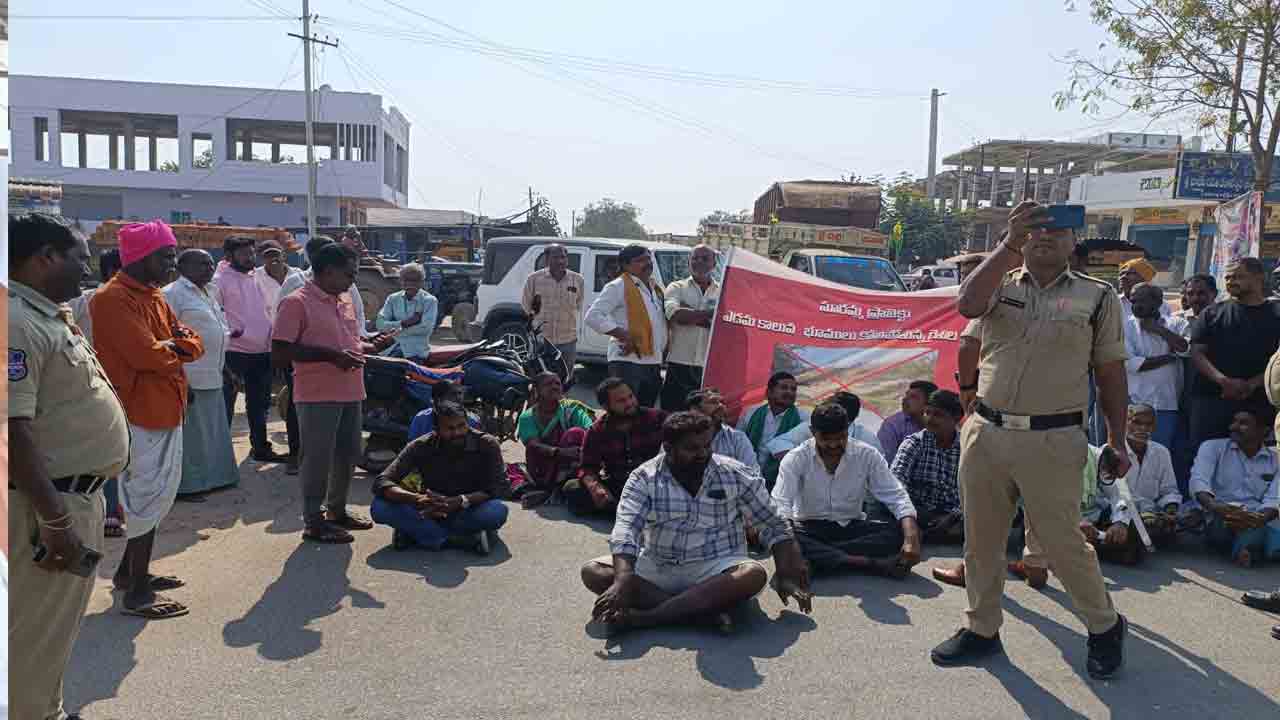 Protest | సూరమ్మ కాలువ భూనిర్వాసితులకు పరిహారం పెంచాలి.. తాండ్ర్యాల ఎక్స్ రోడ్డు వద్ద రైతుల ధర్నా