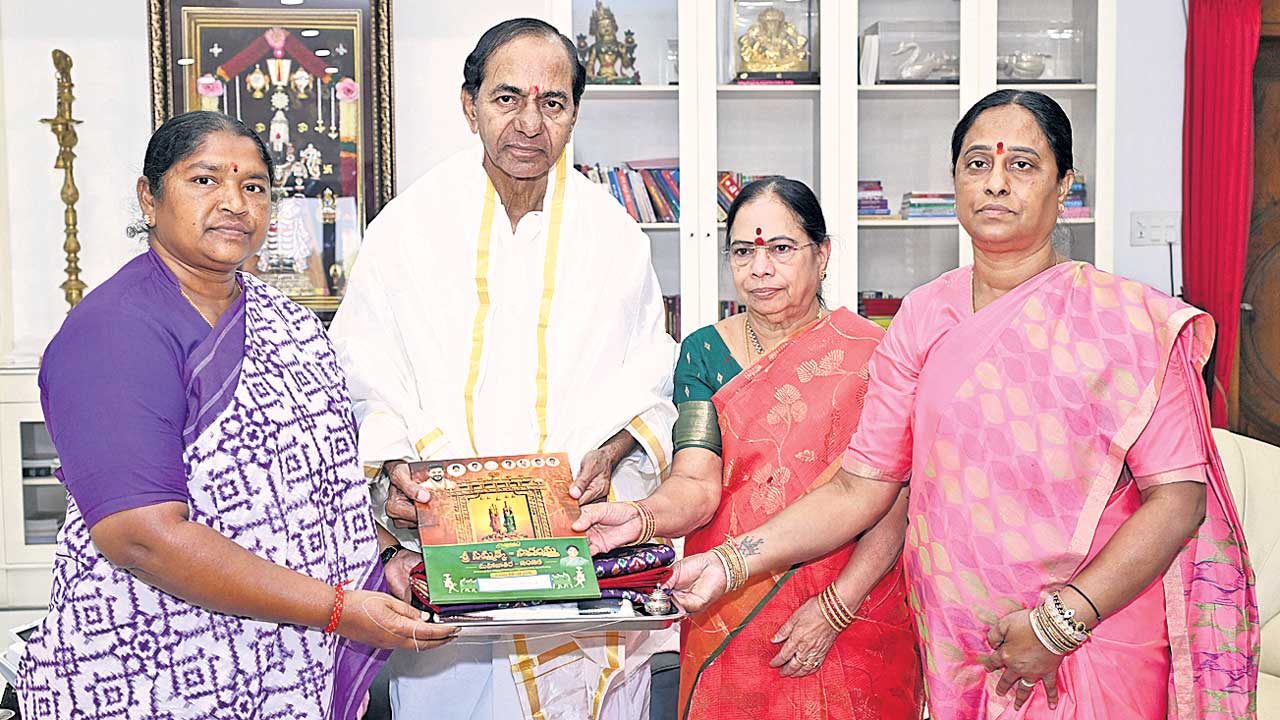 KCR | మహిళా మంత్రులకు కేసీఆర్‌ ఆత్మీయ పలకరింపు.. పసుపు కుంకుమలతో సత్కారం