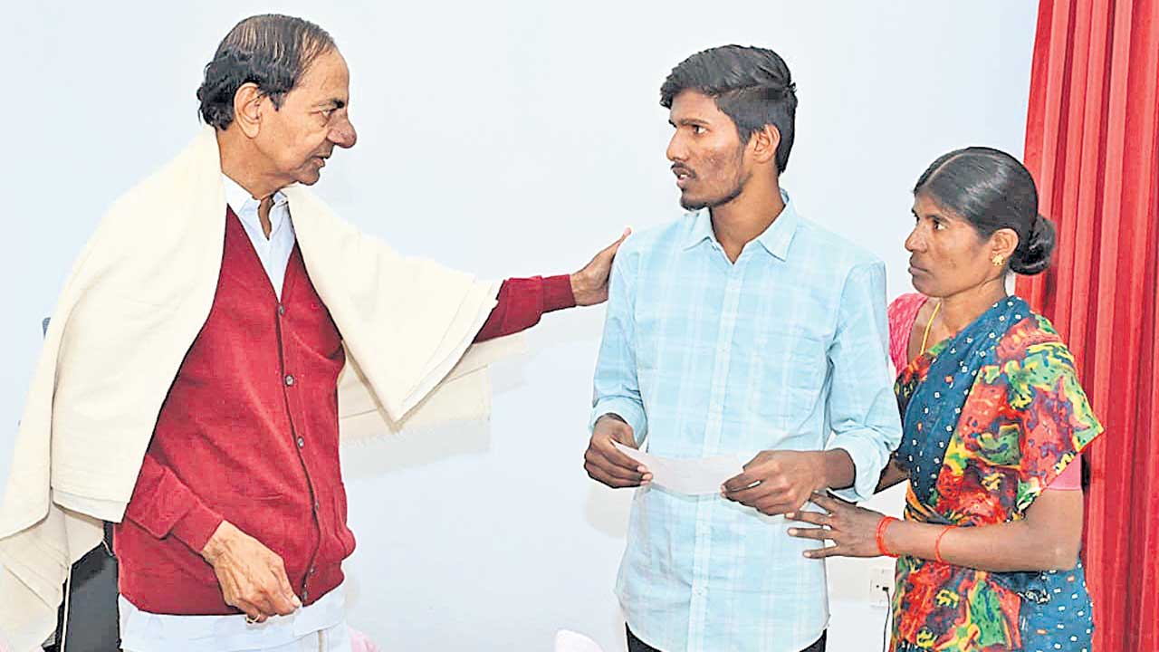 KCR | మంచిగ చదువుకోండి బిడ్డ.. నిరుపేద బిడ్డల చదువులకు కేసీఆర్‌ ఆర్థిక సాయం