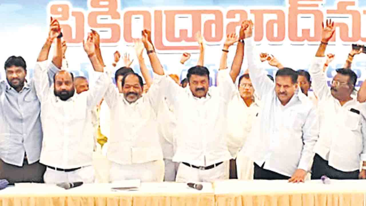 చరిత్ర చెరిపేస్తామంటే.. చూస్తూ ఊరుకోం