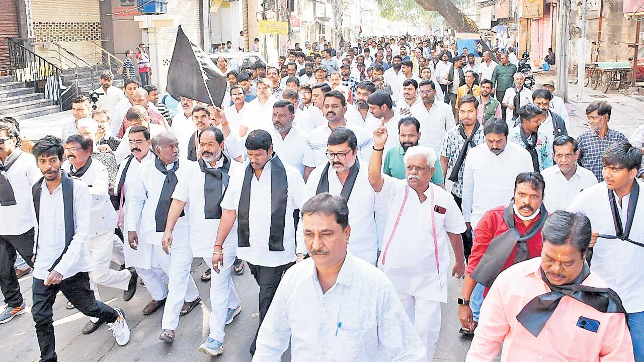 నిర్బంధం..అక్రమ అరెస్టులు