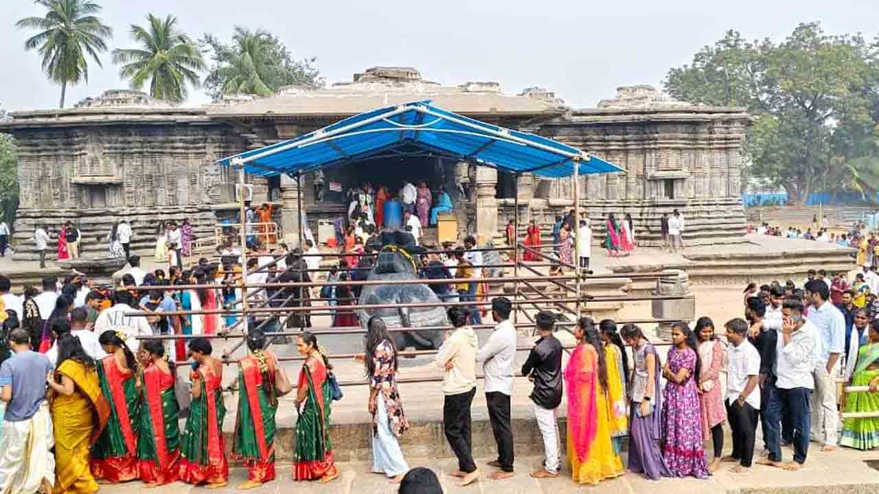 Thousand Pillers Temple | న్యూ ఇయర్ స్పెషల్‌.. వేయి స్తంభాల రుద్రేశ్వరస్వామి దర్శనానికి భక్తులు బారులు