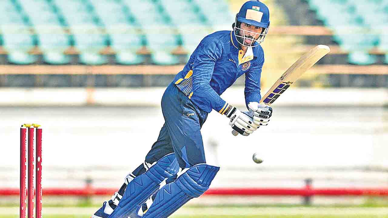 తిలక్‌ సెంచరీ హైదరాబాద్‌ భారీ విజయం