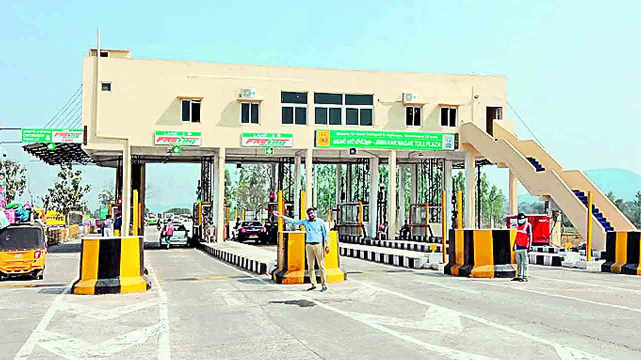 మేడారం భక్తులకు టోల్‌ భారం