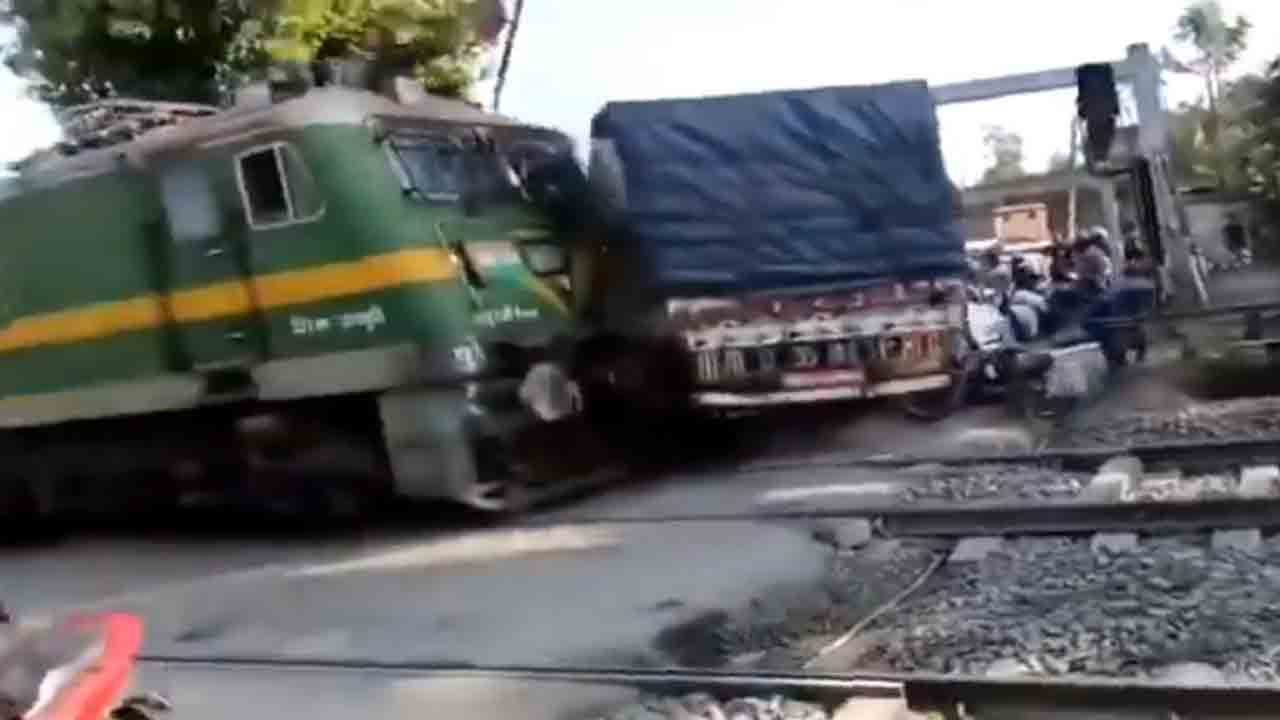 Watch: రైల్వే క్రాసింగ్‌ వద్ద లారీని ఢీకొట్టిన రైలు.. తర్వాత ఏం జరిగిందంటే?