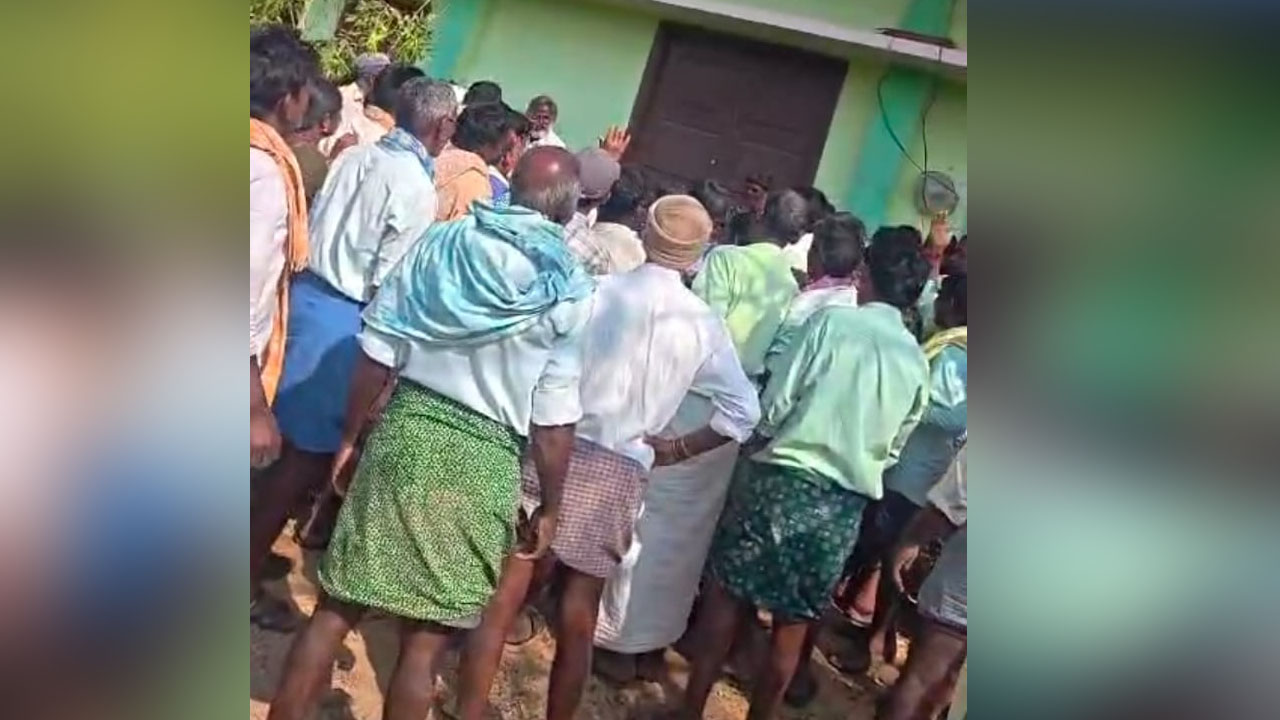 Farmers protest | లేని యూరియాకు అదనపు కేంద్రాలా ? రైతు వేదికకు తాళాలు వేసి నిరసన