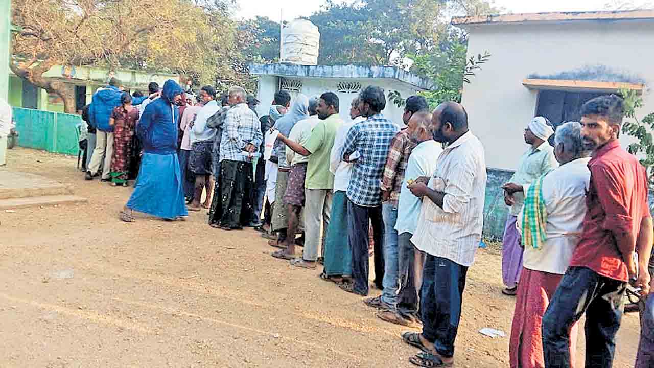 యూరియా కోసం పడిగాపులు