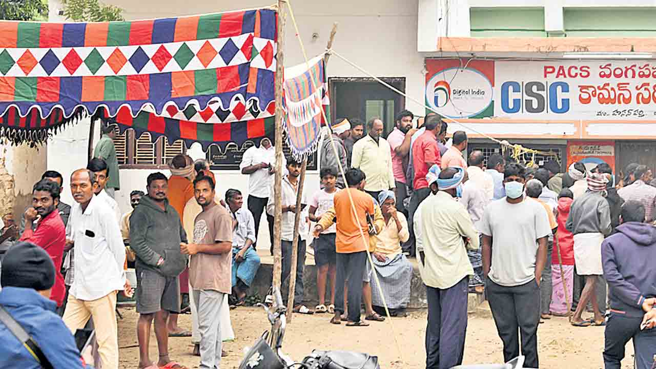 రైతన్నలకు తప్పని యూరియా కష్టాలు