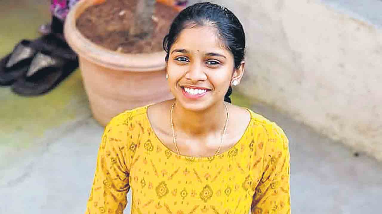 పరీక్షకు ఆలస్యంగా రావడంతో మందలింపు