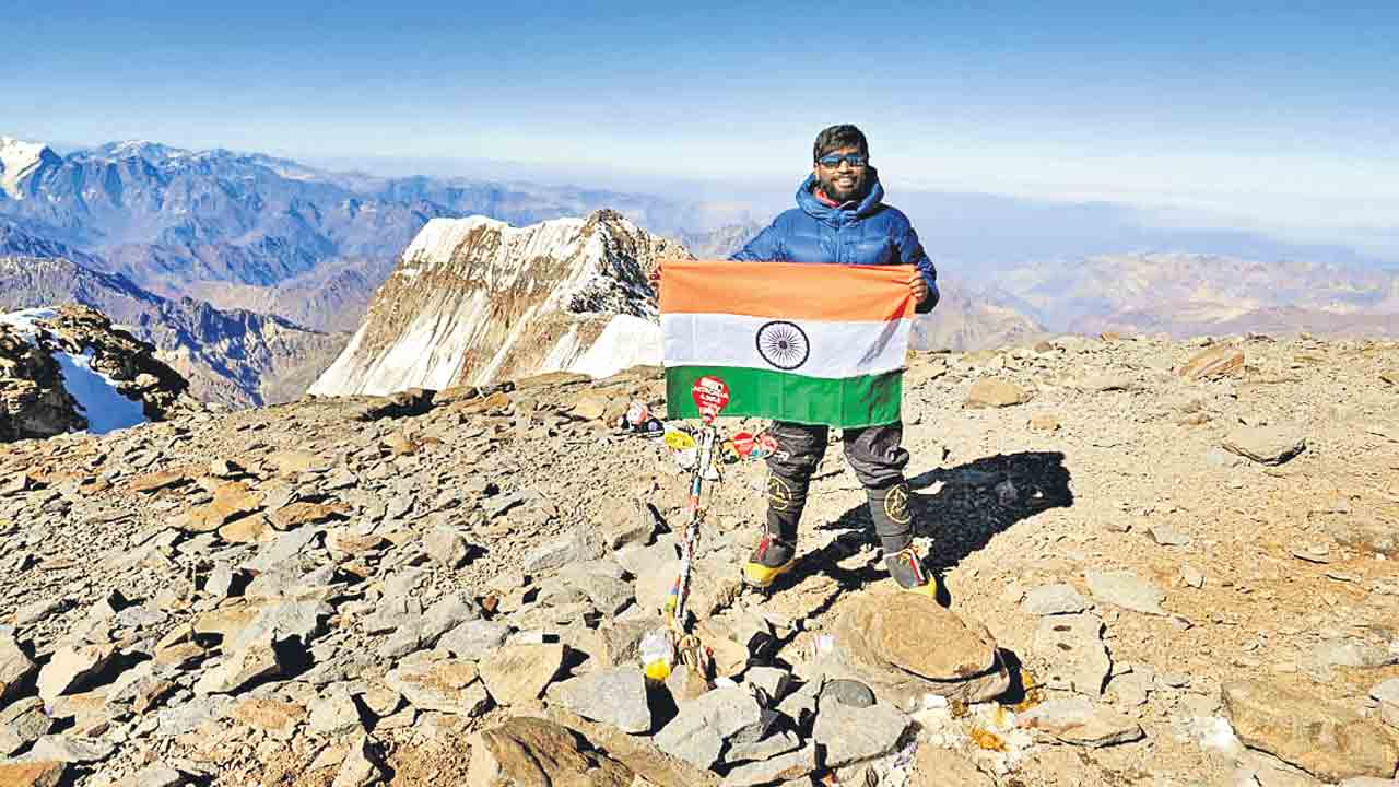 గిరిపుత్రుడి పర్వతారోహణ.. అకోన్‌కాగ్వా పర్వతంపైకి వివేక్‌
