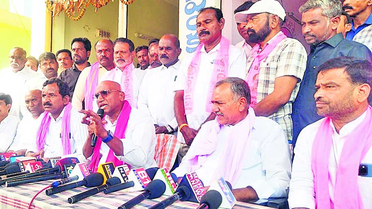 ప్రశ్నిస్తున్నందుకే నోటీసులు