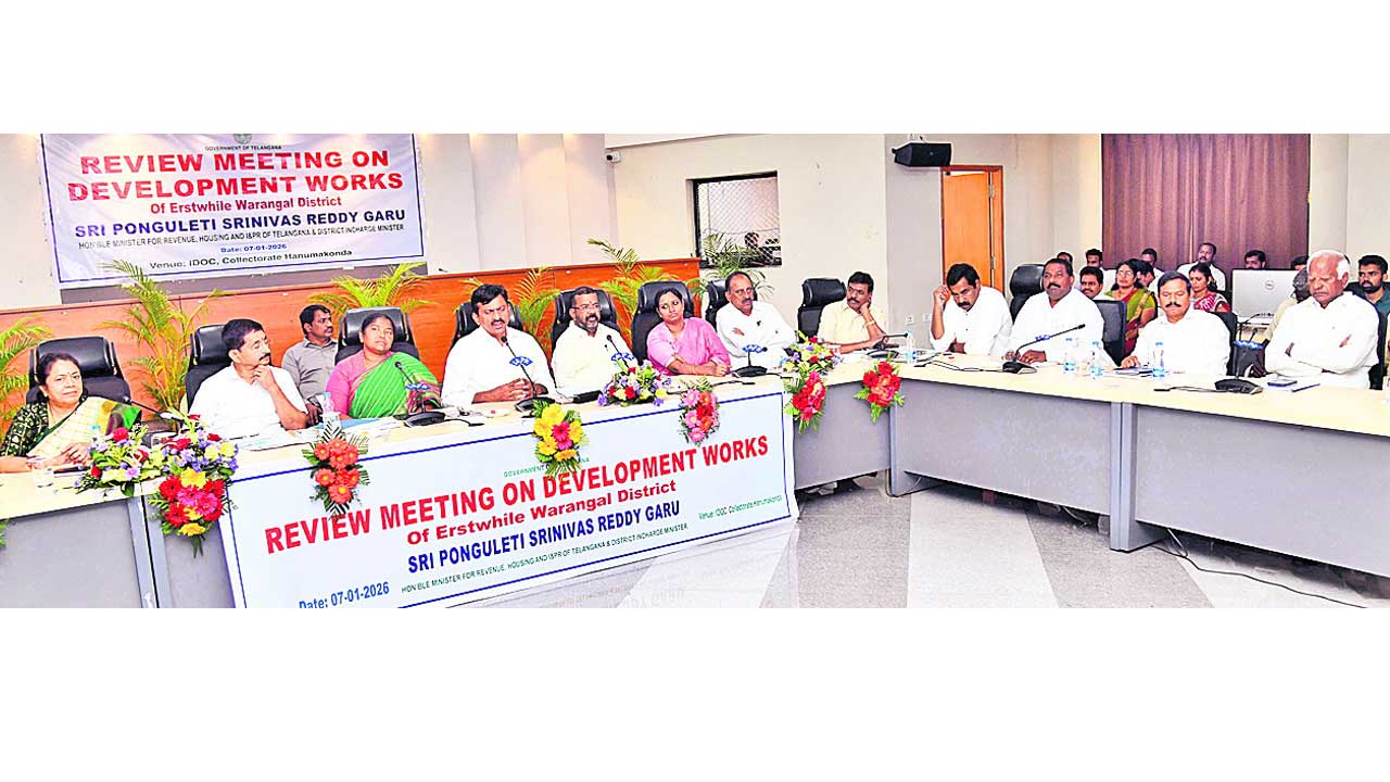 జిల్లా మంత్రుల్లేని సమీక్ష