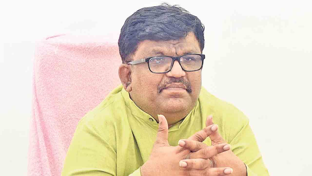 రిటైర్డ్‌ ఉద్యోగులపై సర్కారు పగ.. విప్‌ దేశపతి శ్రీనివాస్‌