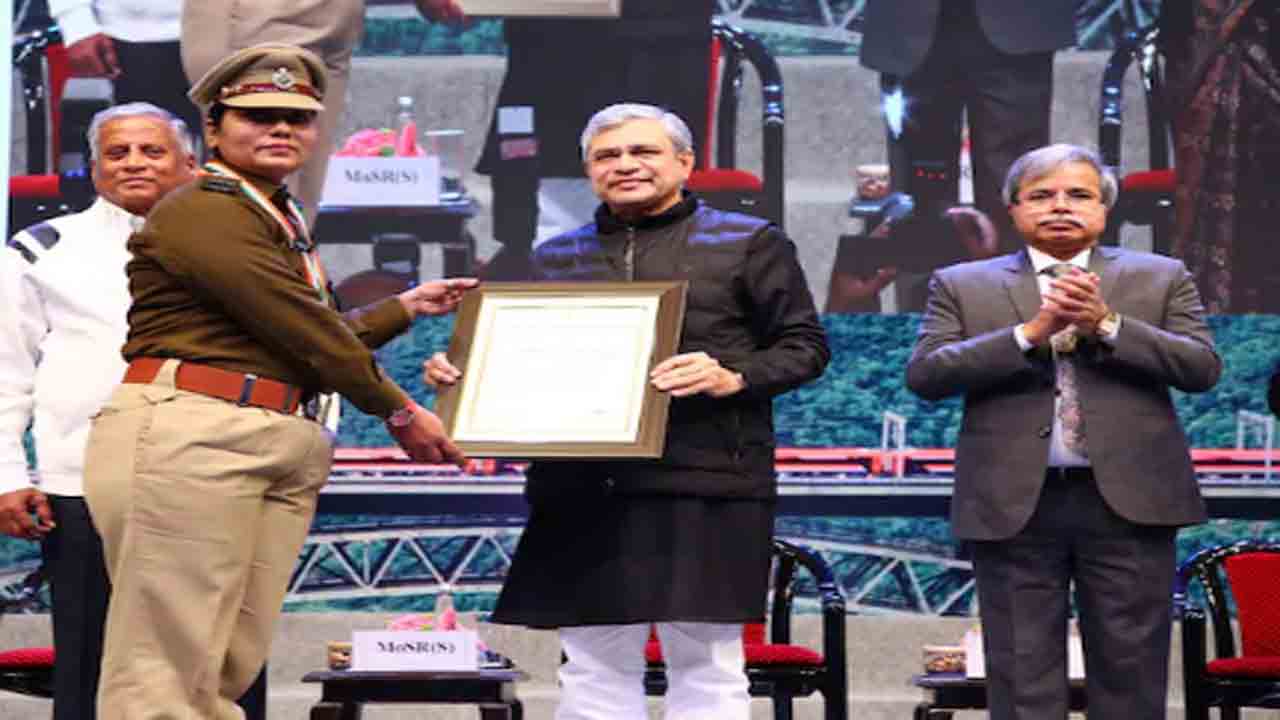 Woman Cop Honoured | 150 మందికి పైగా పిల్లలను రక్షించిన మహిళా పోలీస్‌   అధికారిణి.. రైల్వే అత్యున్నత పురస్కారం