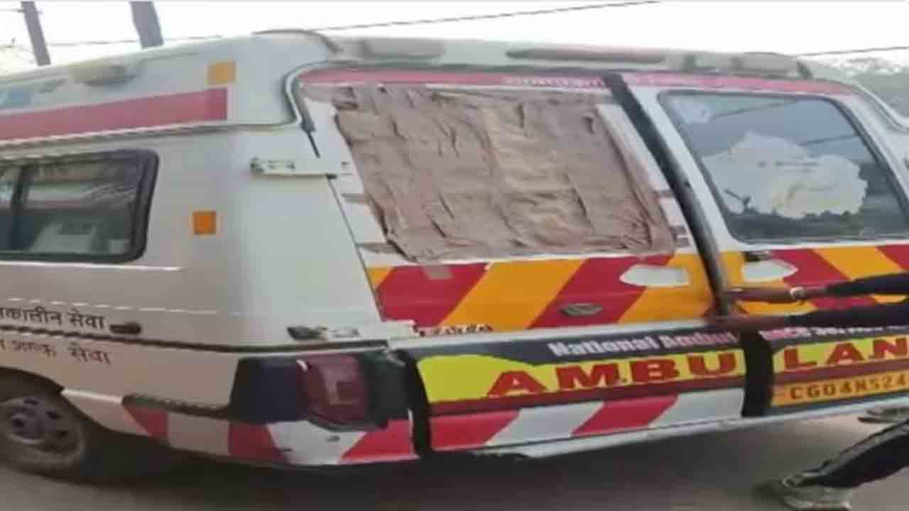 ambulance doors jammed, Patient dies | అంబులెన్స్‌ డోర్స్‌ జామ్‌.. రోగి మృతి