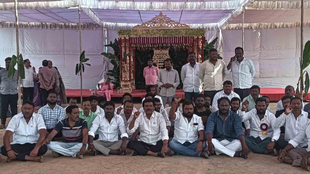 Ammapalli temple | అమ్మపల్లి ఆలయం వద్ద ఫోటో షూట్‌ను నిషేధించాలని గ్రామస్తుల ఆందోళన