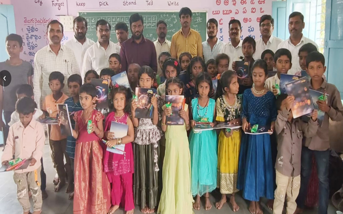 Chandur : విద్యార్థులకు నోట్‌బుక్స్ పంపిణీ