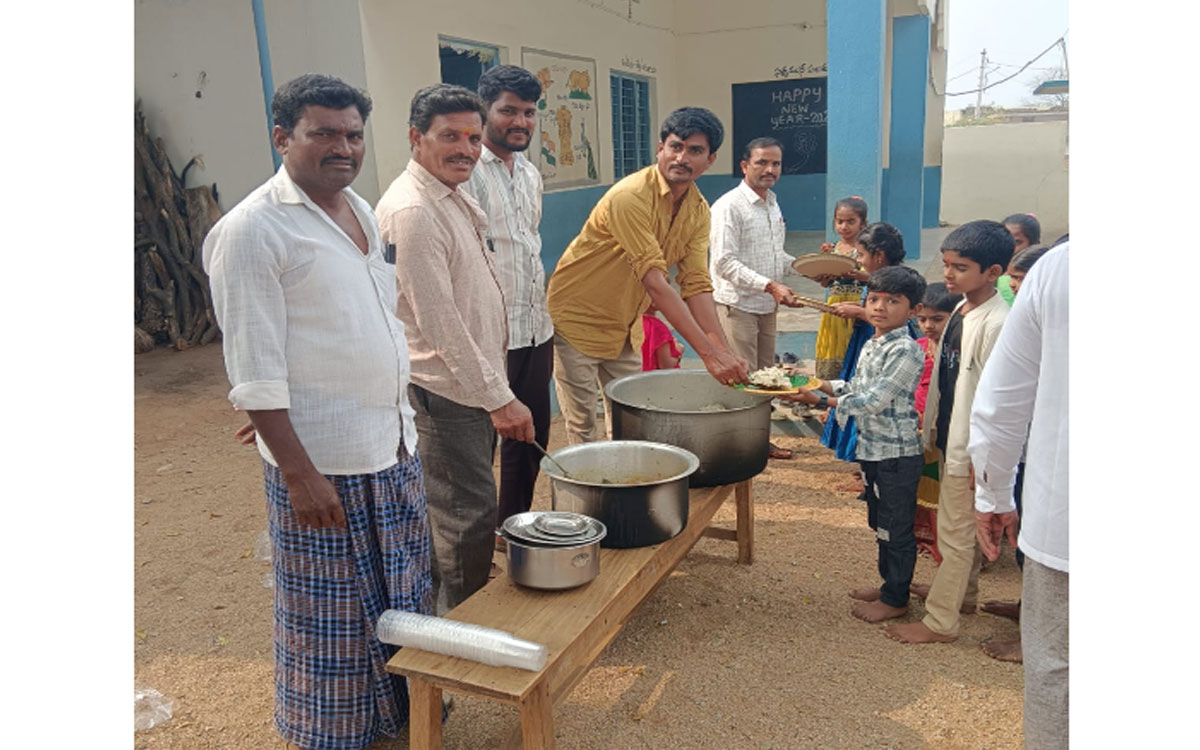 Chandur : విద్యార్థులకు నోట్‌బుక్స్ పంపిణీ