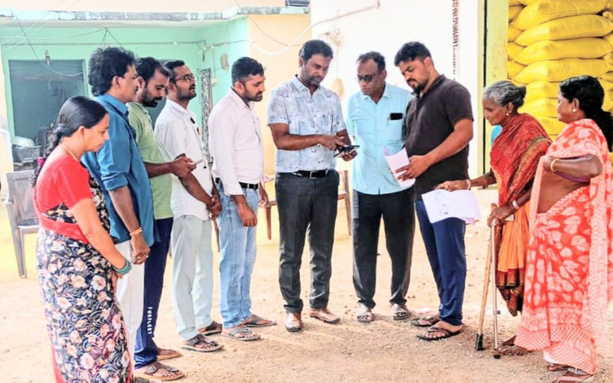 Kattangur : యూరియా బుకింగ్ యాప్‌పై రైతుల‌కు అవగాహన : ఏఓ గిరి ప్రసాద్