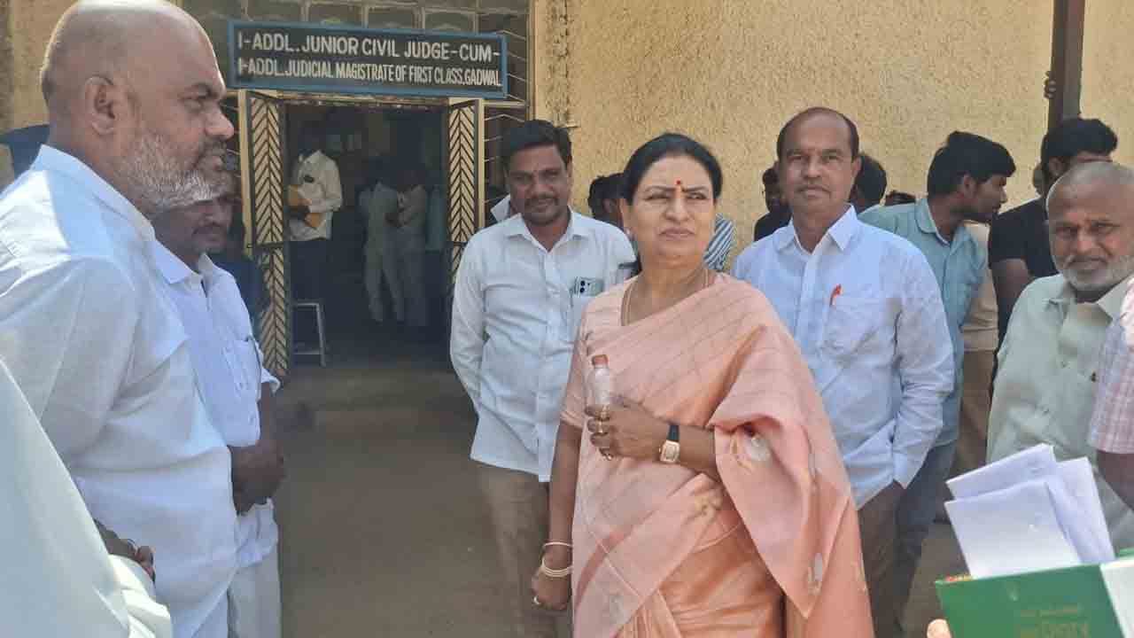 DK Aruna | పీఏసీఎస్‌ ఎన్నికల్లో ప్రలోభాలు..! కోర్టుకు హాజరైన ఎంపీ డీకే అరుణ